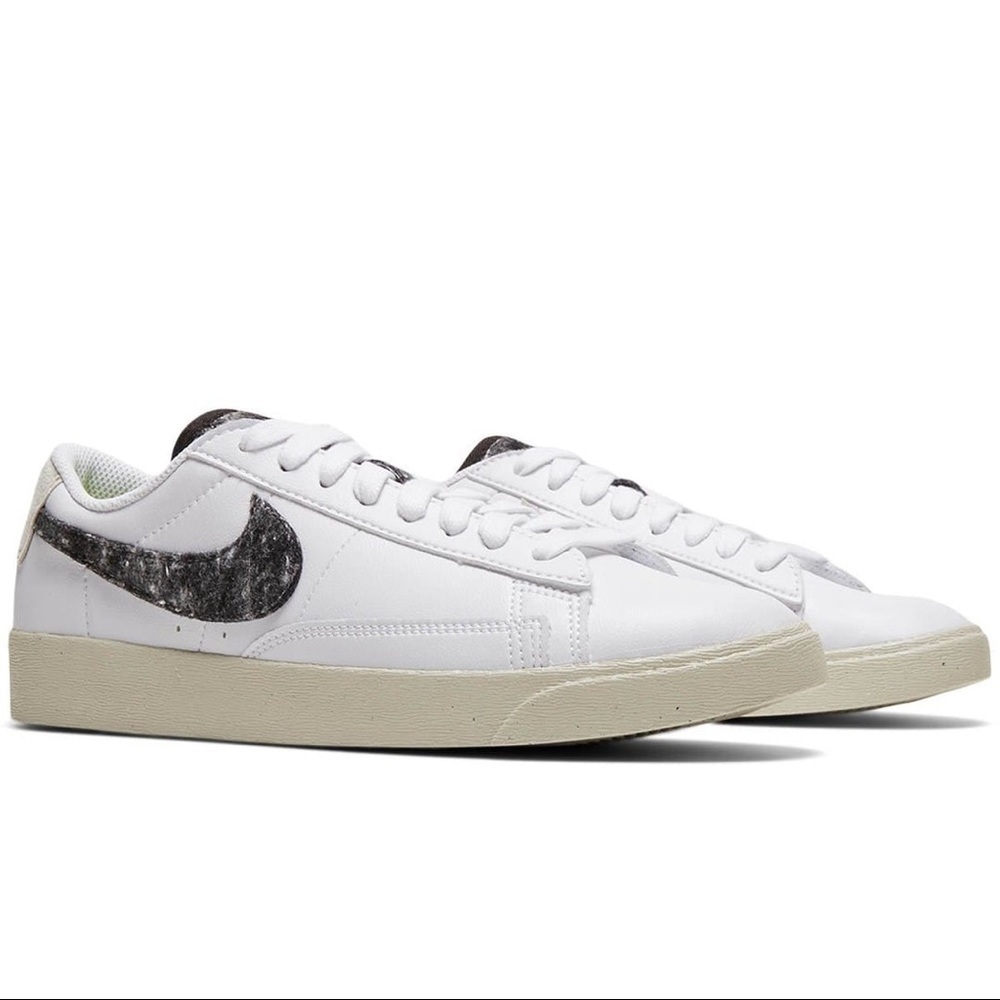 Nike White Blazer Low SE Sz. 9​​​​​​​​​​​​